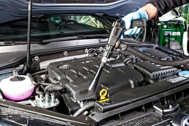 Моторный отсек автомобиля: как и что чистить под капотом
