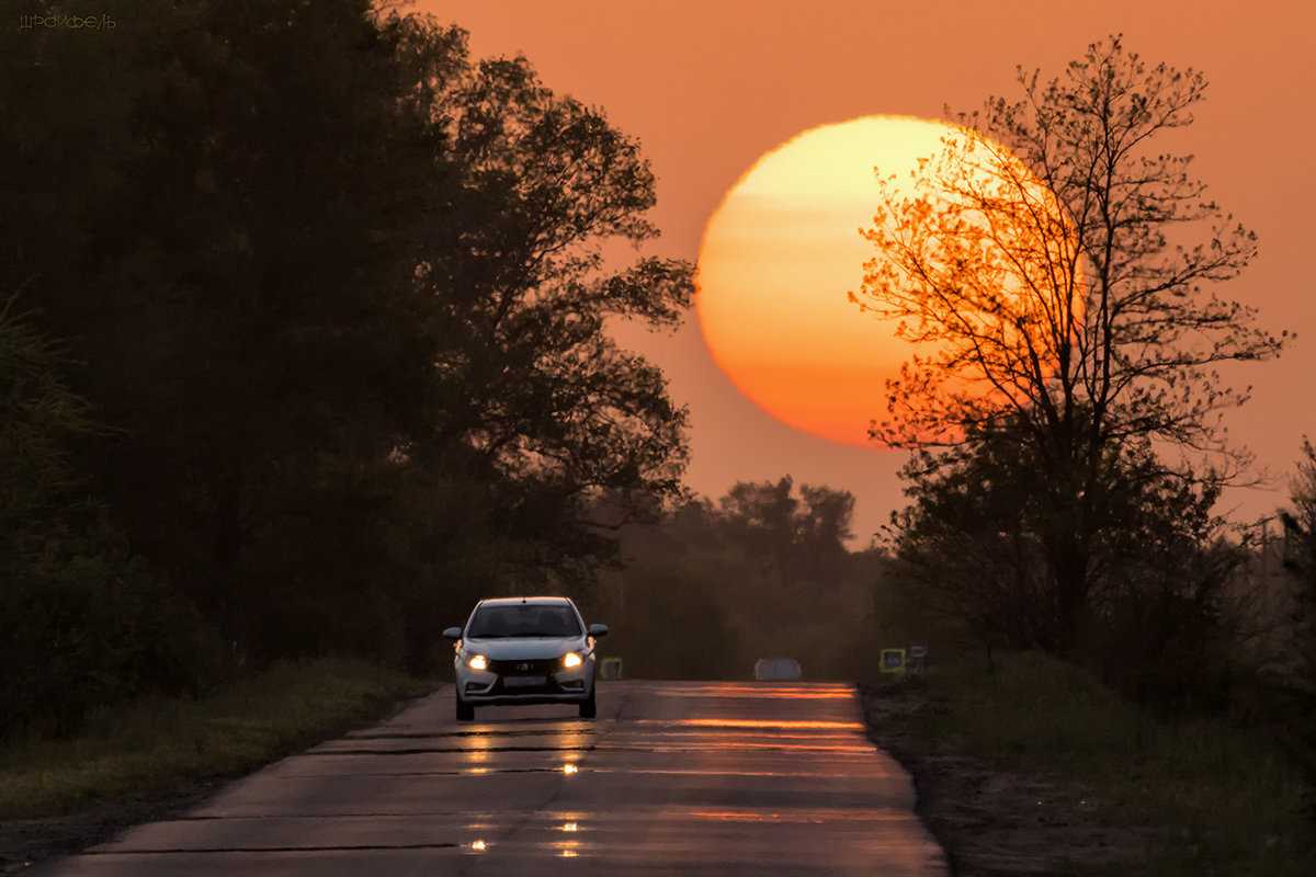 Машина моргает аварийкой