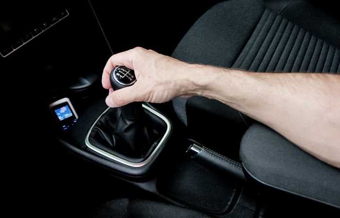 5 водійських помилок, які завдають шкоди механічній коробці передач -  Dexpens