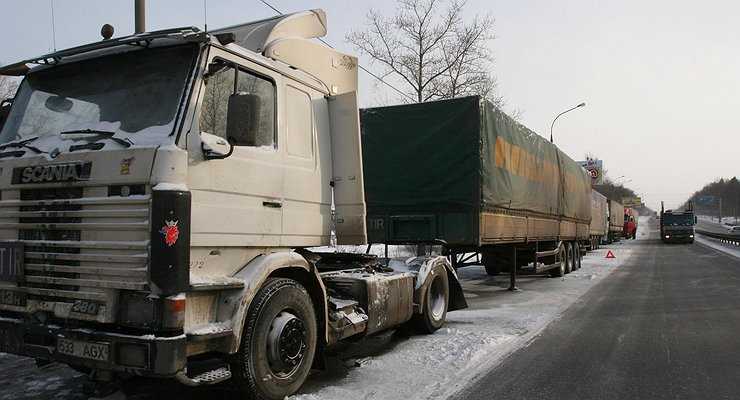 Зачем дальнобойщики вставляют пластиковые бутылки в колеса - Автомобили -  АвтоВзгляд