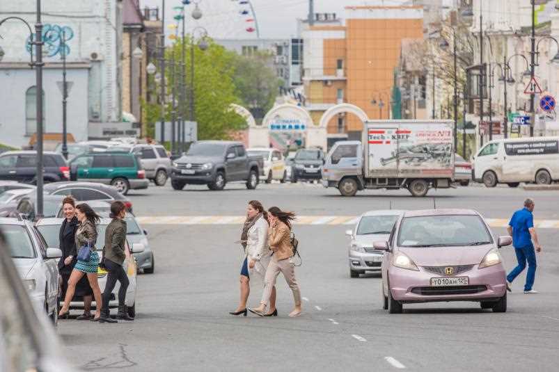 Почему нарушаем? Переход дороги в неположенном месте - PrimaMedia