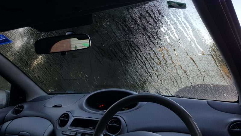 Почему потеют стекла в автомобиле - основные причины [что делать для  устранения]