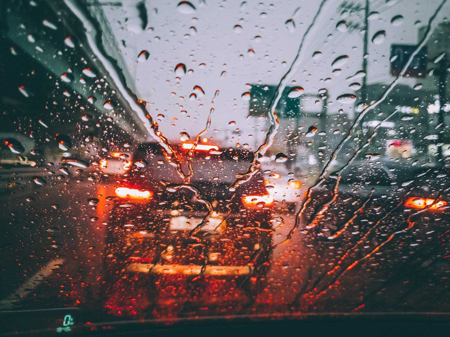 Как вести машину в дождь и на мокрой дороге? — АвтоМания