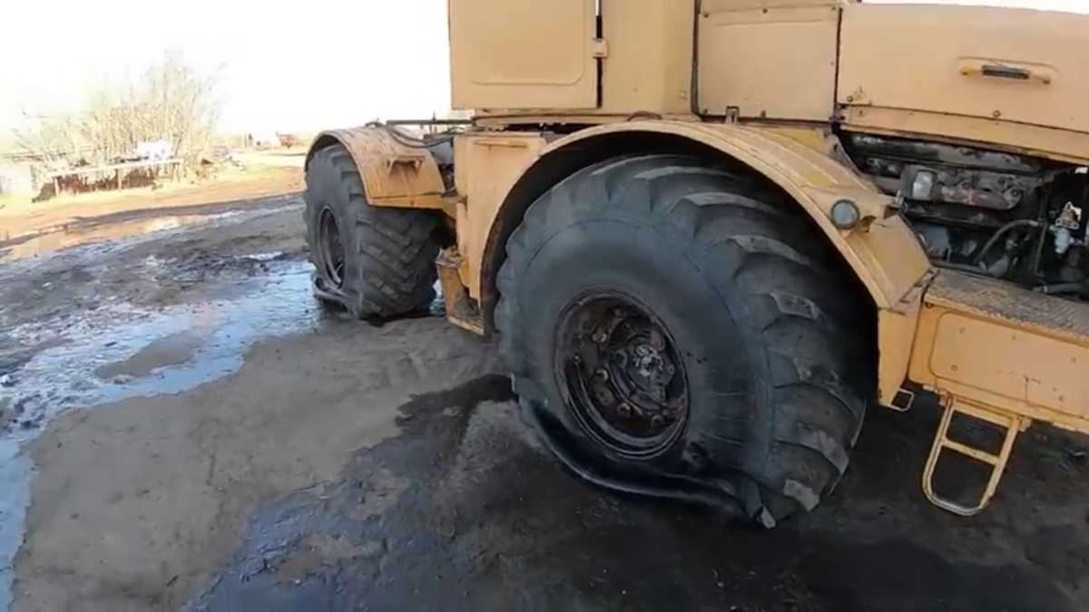 Зачем заливают воду в колеса трактора?! | Батя дай денег (Artem RF) |  Яндекс Дзен