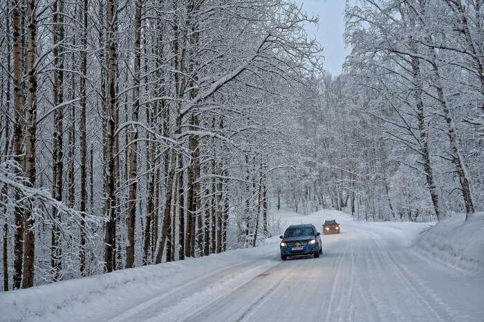 Снег на проезжей части не дает водителях сильно разгоняться / Фото: fotostrana.ru