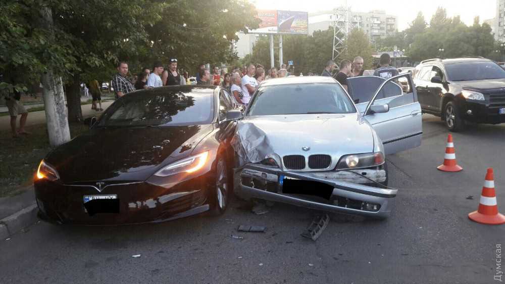 В Одессе подросток на отцовском BMW с литовскими номерами врезался в  «Теслу» (фото) | Новости Одессы