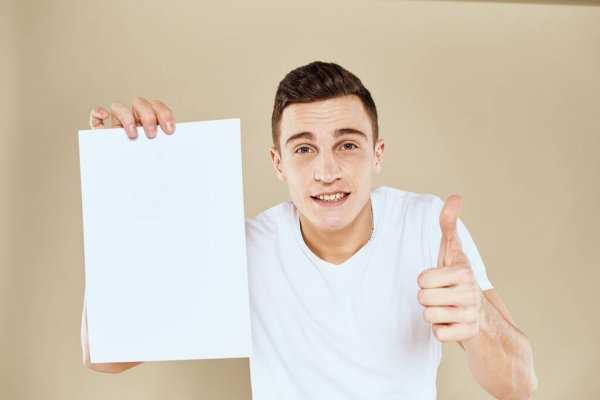 Человек с белым листом бумаги в руке биллборд копия космического офиса —  плакат, взрослый - Stock Photo | #445751728