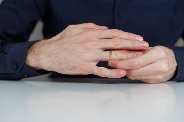 Крупным планом рука женщины снимает обручальное кольцо. разбей мое сердце и  развод концепции. | Премиум Фото