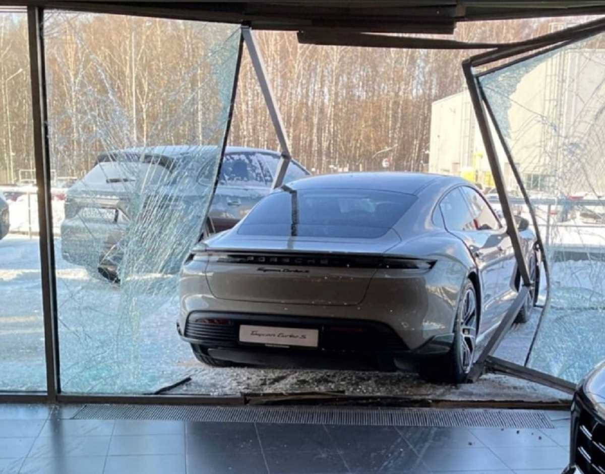 Новий Porsche розбили прямо в автосалоні (фото)