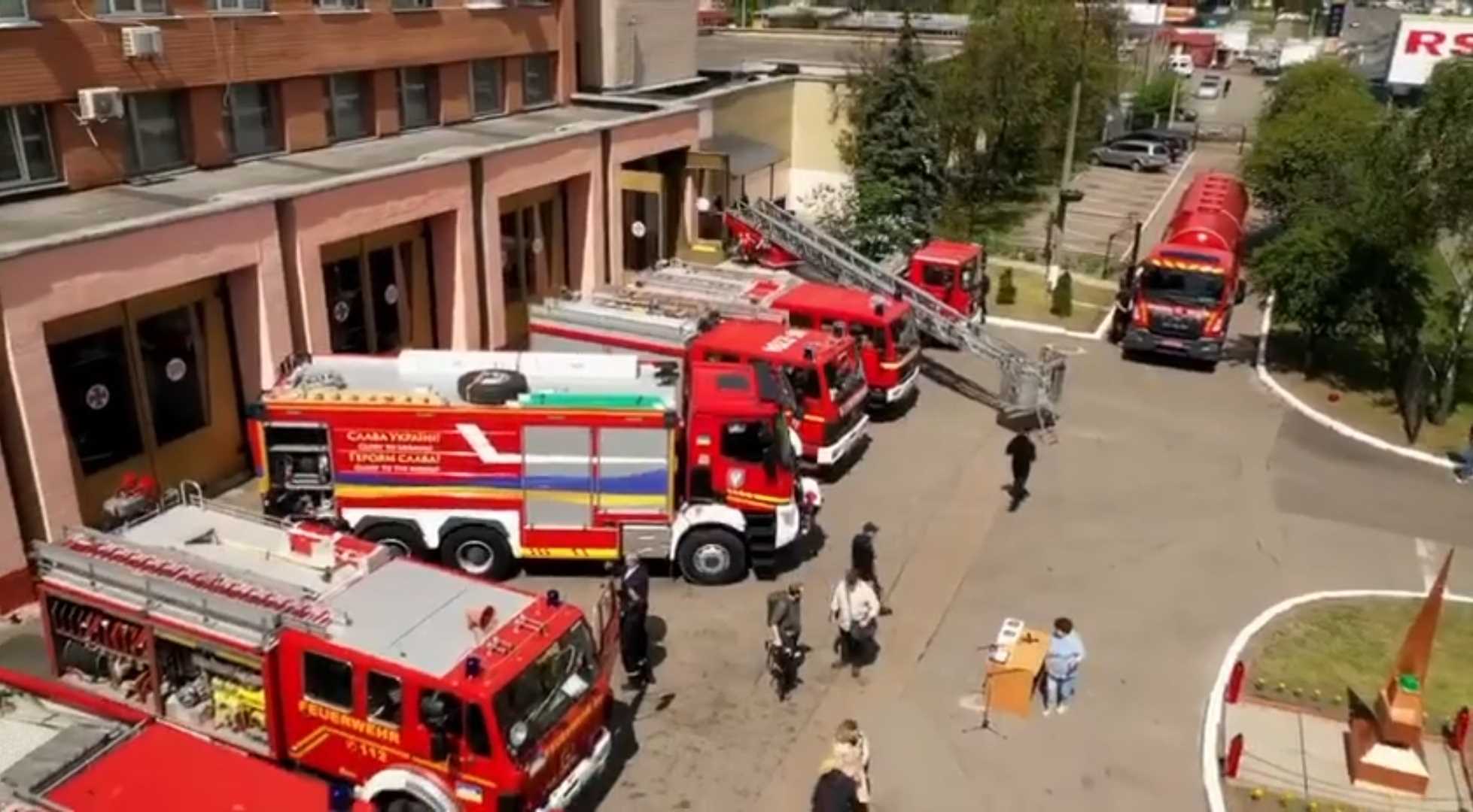 Зображення, що містить текст, вантажівка, дорога, надворі

Автоматично згенерований опис