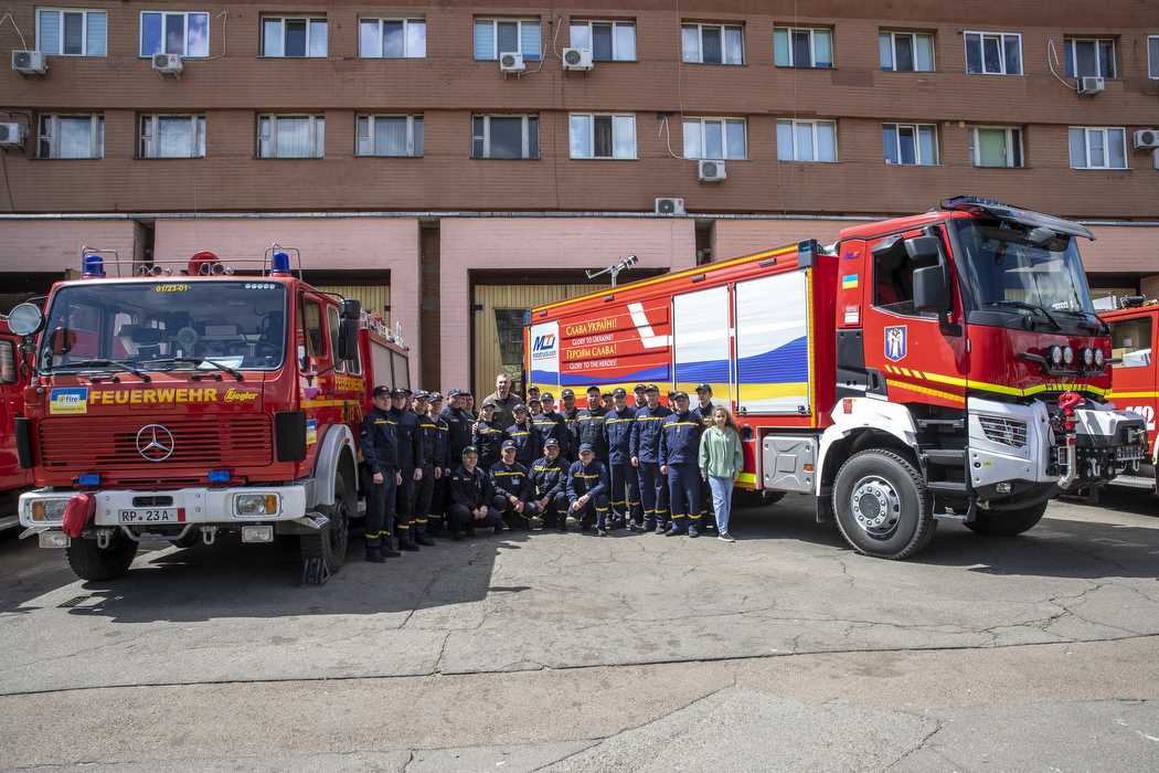 Зображення, що містить вантажівка, надворі, будівля, дорога

Автоматично згенерований опис